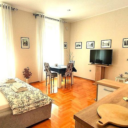 Lavender - City Room With Free Parking Pula Ngoại thất bức ảnh