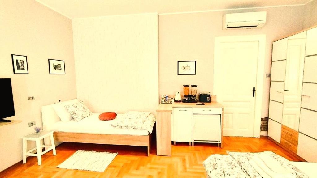 Lavender - City Room With Free Parking Pula Ngoại thất bức ảnh